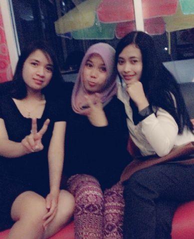 Nania_03's tweet photo. Trio keceee badai hehe http://t.co/1hXcUHPKyg