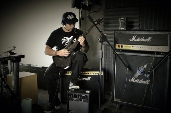 thamuzifer's tweet photo. Geabacion de guitarra 2 terminada para el sencillo desprecio hacia la humanidad. http://t.co/DvVVcGLiYy