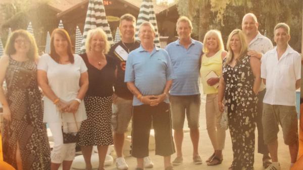 Birnieborders's tweet photo. My lovely family #holidayphoto http://t.co/0hvsj0tnJi