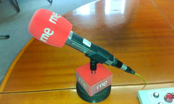 7pulgadas_com's tweet photo. Este micro  de la emisora de Valencia lo va a ocupar mañana la banda @VoradaTrio en nuestro programa en @radio5_rne http://t.co/Wkdul8rmvH