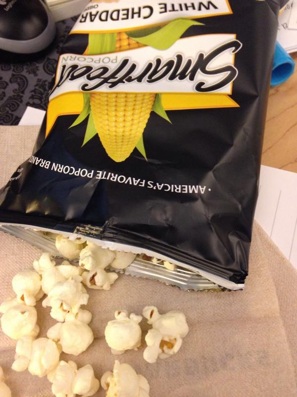 AmandaDeCastro's tweet image. Snack time - miss you @jillkonopka! #smartcorn 🌽