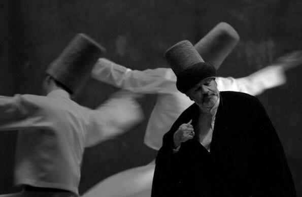 DinaDandooneh's tweet photo. "@Samauall: تختلف الطرق ولكن المقصود واحد والمعشوق واحد..

#جلال_الدين_الرومي http://t.co/EzwTfU9XTM" http://t.co/CPSAmJtBoo