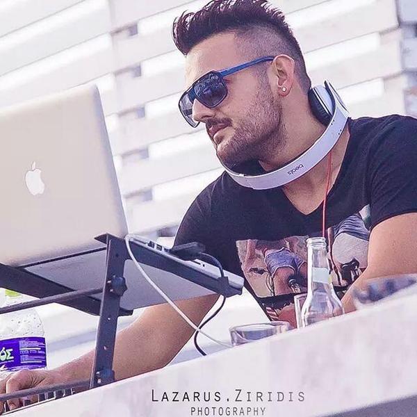 Dj_PanosX's tweet photo. Villa Mercedes 26/7/14 http://t.co/rgtFuWhd3v