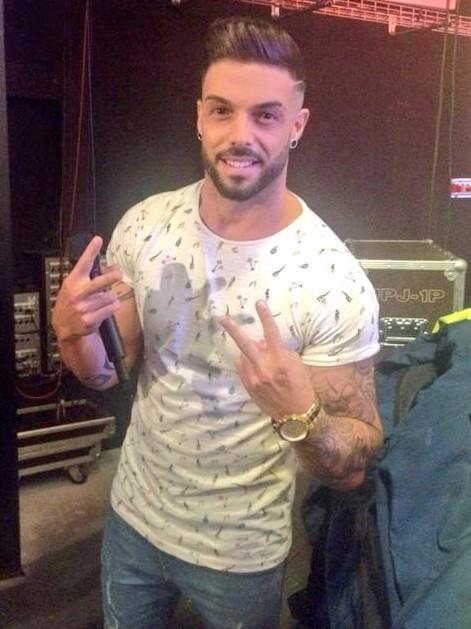 TodoVaBienTV's tweet photo. Ya tenemos al guapísimo @Raseloficial con ganas de pasárselo bien ¡Empezamos en nada! #RaselTVB http://t.co/LG8T7ClNf5