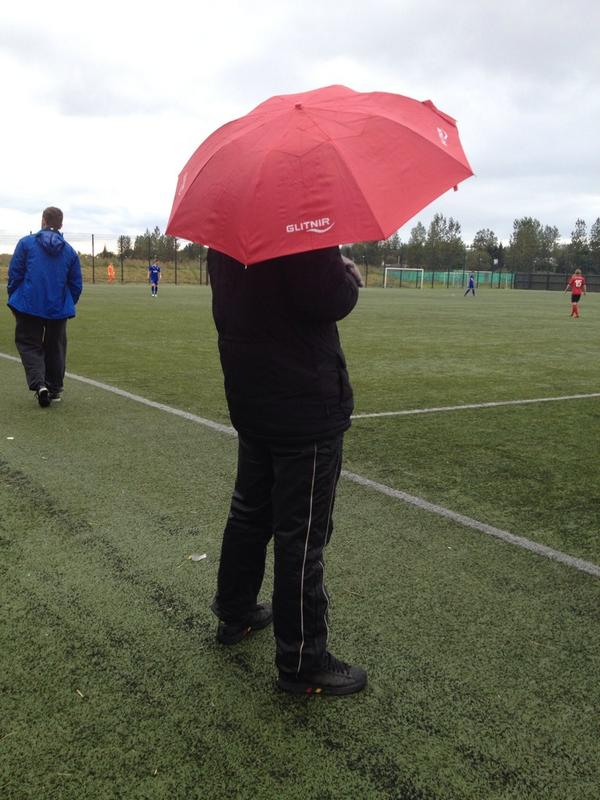 Marteinn Bríem þjálfari er með allt til alls til að sinna sínu starfi, þökkum Glitni kærlega fyrir regnhlífina
