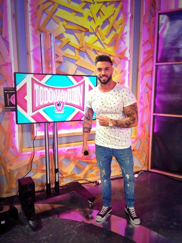 TodoVaBienTV's tweet photo. A la vuelta tenemos a @Raseloficial cantando su exitazo "Estás to buena" ¡A tope! #RaselTVB http://t.co/s0r7aFvzmk