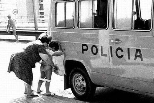 Hijo orina aquí, yo vigilo que no te vean...