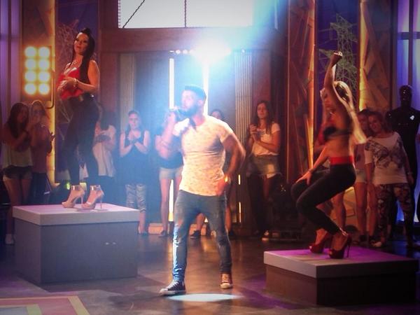 TodoVaBienTV's tweet photo. . @Raseloficial canta para todos vosotros el exitazo del verano "Estás yo buena" ¡A bailar! #RaselTVB http://t.co/HNdnxsJ8HD