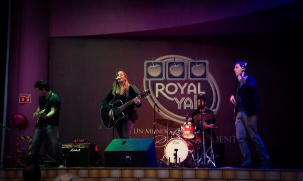 anneyvkermusic's tweet image. En el concierto de ayer en el #RoyalYak #PopFusion #AnneYvkerMusic #YaEresfANNE