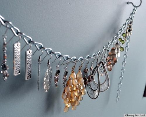 zakka_DIY's tweet photo. フックに大きめのチェーンをかけて 

壁につけたフックに大き目のチェーンをひっかけて、そのチェーンの目にピアスをひっかけてオーガナイザーに。 
フック型のピアスがたくさんある人におすすめ！ https://t.co/BpSTPSKJfR