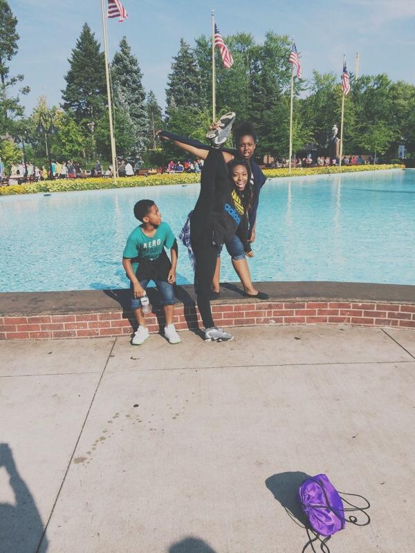 sauceytz's tweet image. I&apos;m like, the tilt master! kinda 😂😂 #sixflags #siblingfun