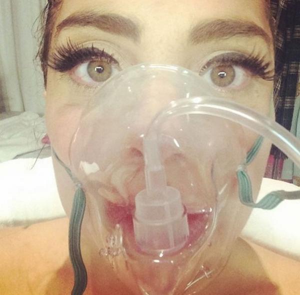 playtcs's tweet photo. #NoticiasPlay | La cantante Lady Gaga recibió atención médica después de sufrir un mal de altura en Colorado. http://t.co/Ja08DhjV8h