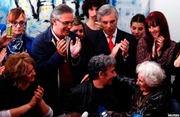 Laiguanatv's tweet photo. Nieto de Estela de Carlotto hizo su primera aparición pública... http://t.co/dPr92xq4jL  #SolidariosConPalestina http://t.co/UWRp4x42ID  +