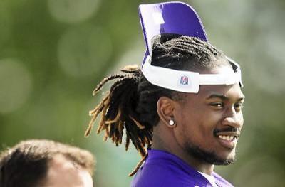 Kordrelpls's tweet photo. Wat da fak em ey doin wit mi hat? http://t.co/Odn7KO4zwo