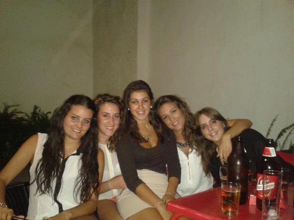 valen_romero_'s tweet photo. Que bien se está cuando se está bien! @MariaHidalgo04 @angelesindiano @Marynabd @MariaMB92 #biencómodas :) http://t.co/qXDYbiPiCF