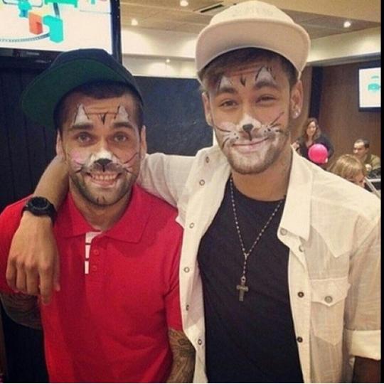 neymarallgds's tweet photo. Ma quanto posso esse figo col micio disegnato in faccia? http://t.co/TCFN63Kqq2