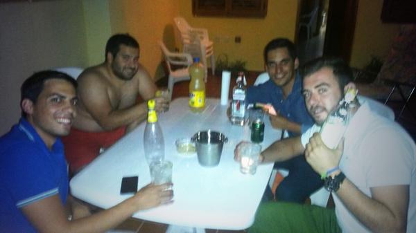 RoberMartos's tweet photo. La noche promete y siempre con esta gente @adrianlopez773 @JustoMartos @jawhisky http://t.co/nzz2rkg266