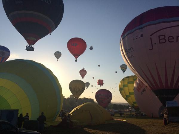 iwpics's tweet photo. @bristolballoon #balloonfiesta http://t.co/R0LTYd9tzy