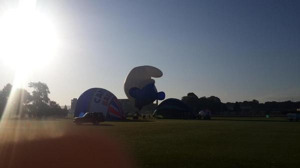 bristolballoon's tweet photo. Smurf balloon has a load of fans as it lands in the old chocolate factory http://t.co/SfOSLsrNn5