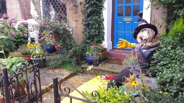 StripeyAnne's tweet photo. @cr8ivecalverley follow the Yellow Brick Road #calverleyscarecrowfestival http://t.co/Wqvu1zBtyw