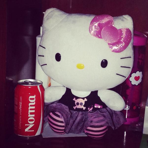 CeciliaDz's tweet photo. #mehizoeldia
La amo #kittyforever http://t.co/AxlsKo3hag