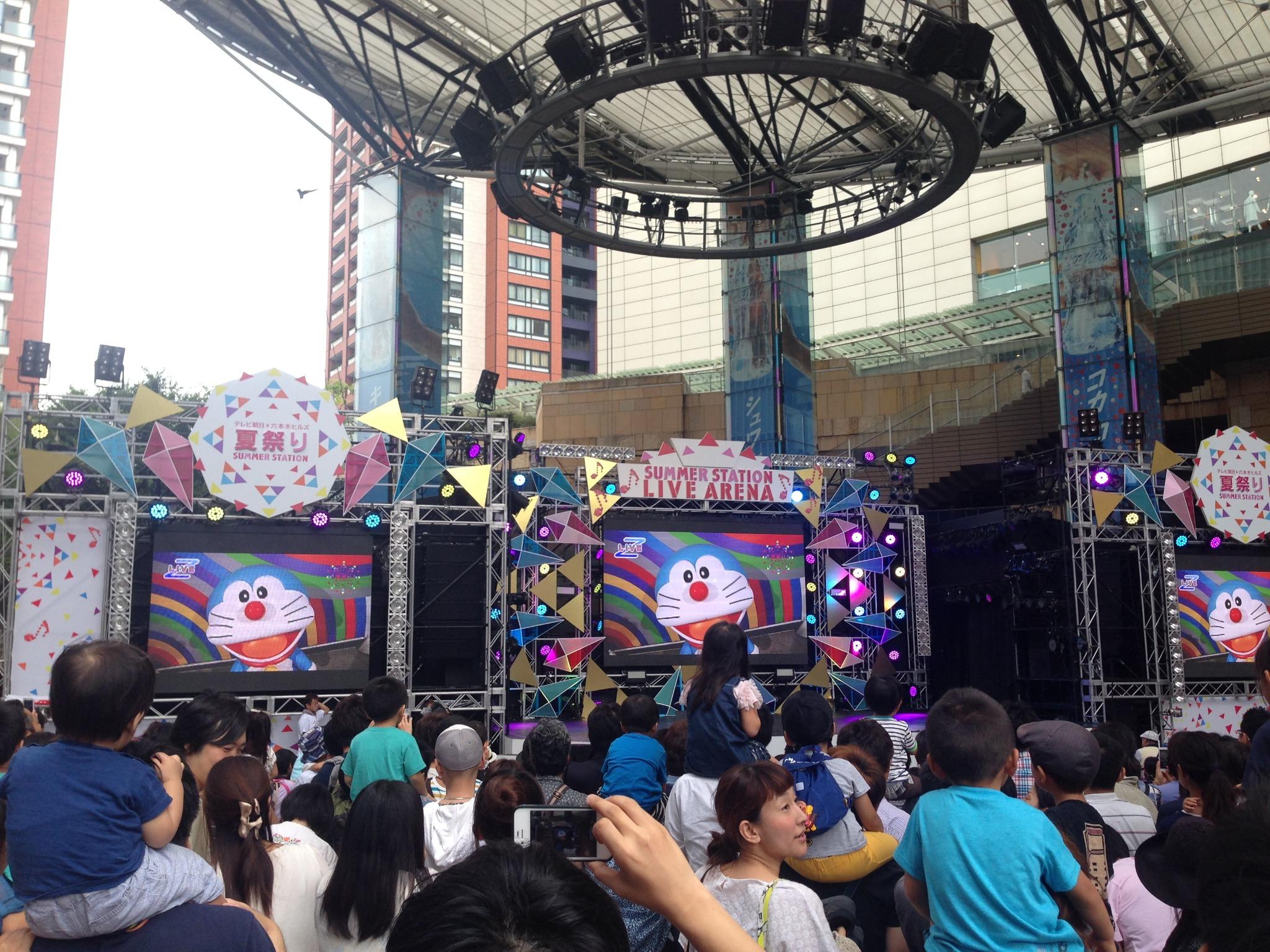 テレビ朝日 六本木ヒルズ Summer Station 六本木ヒルズアリーナでは ドラえもん ファミリーショー がご家族連れで大盛況 今日も一日 楽しさ満載の テレビ朝日 六本木ヒルズ 夏祭り Summer Station をよろしくお願いします ドラえもん テレビ朝日