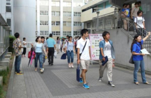 神奈川大学 神大フェスタ実行委員会 こんにちは 本日横浜キャンパスで行われるオープンキャンパスにて クラブ サークルイベントを開催しますo Oロックスさんの素敵な演奏もきけますよ また学内では神大フェスタの紹介冊子も配っているので 神奈川大学 神大フェスタ実行委員会 こんにちは 本日横浜キャンパスで行われるオープンキャンパスにて クラブ サークルイベントを開催しますo Oロックスさんの素敵な演奏もきけますよ また学内では神大フェスタの紹介冊子も配っているので
