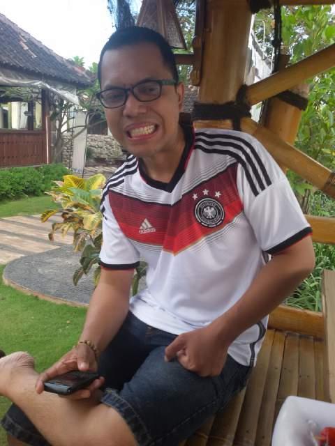 Santi_Made's tweet photo. Sas cafe surabaya http://t.co/EmnAjpi6fL