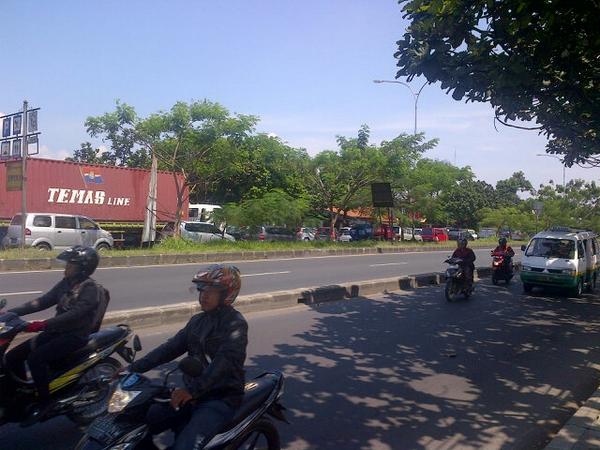 Kmn petugas lalulintas??T <a href="/PRFMnews/">Radio PRFM</a>: 12.55  #LalinBdg bypass depan metro arah samsat macet panjang..