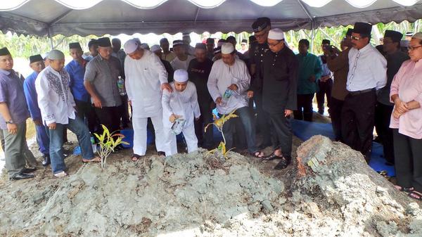 penjaramalaysia's tweet photo. Anak &amp; Adik Beradik DS @Zahid_Hamidi mmbri pnghormatan kpd Allahyarham Hj Hamidi b Abd Fatah. Al-Fatihah. @NurulZahid http://t.co/YrUN39xIS4