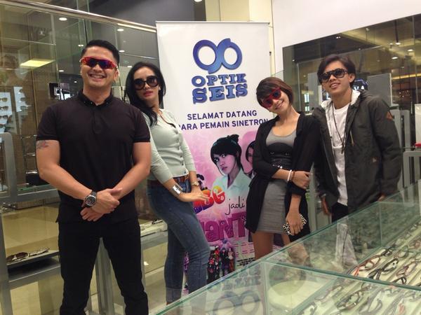 "<a href="/optikseis/">Optik Seis</a>: Terima kasih atas kunjungan nya kepada para pemain <a href="/ABGJadiManten/">ABG Jadi Manten SCTV</a> di OptikSeis <a href="/GandariaCity/">Gandaria City</a> #optikseis "