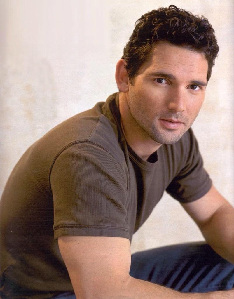 Uno de nuestros guapazos favoritos cumple hoy 46 años... ¡y qué bien cumplidos! ¡Happy Birthday, Eric Bana! 
