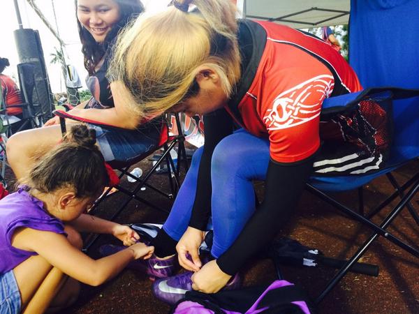 veenah_'s tweet image. My teammate's daughter saw me tying my shoes and she was like let me help #sofuckingcute