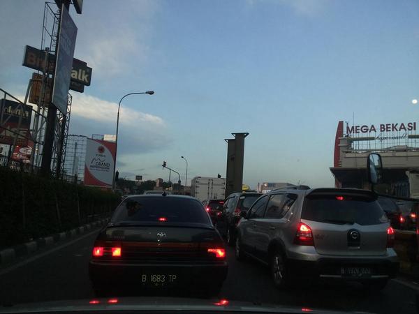 Asliiiii"<a href="/TMCPoldaMetro/">TMC Polda Metro Jaya</a>: 17.58 Lalu lintas menjelang exit tol Bekasi Barat terpantau padat   (Photo:<a href="/rmgunarie/">rmgunarie</a>)"
