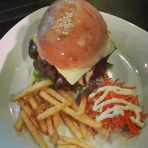 kettlecafe's tweet photo. AMERICAN CHEESE BURGER only Rp. 35.000. Diskon 15% loh!! http://t.co/nmtEJfDSGt