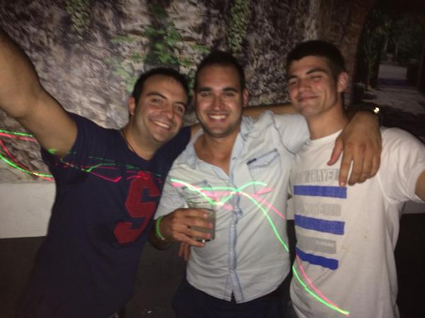 jj_silvestre's tweet photo. Celebración cumpleaños!! #noshacemosmayores #nosepuedeperderestacostumbre8-8-88 http://t.co/ZKu3mhUyiI