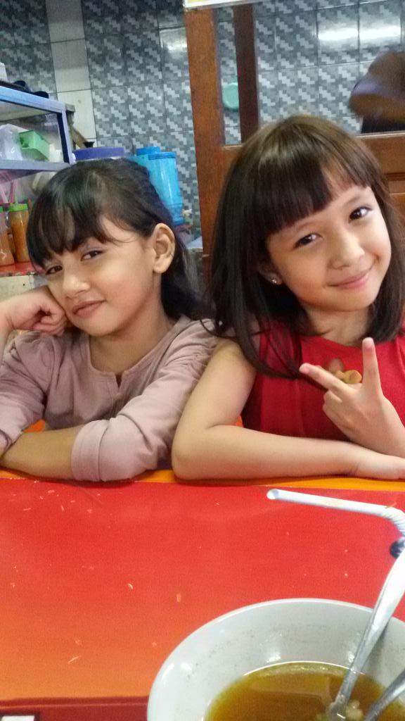 Hbs makan bakso...foto2 duluuu.....