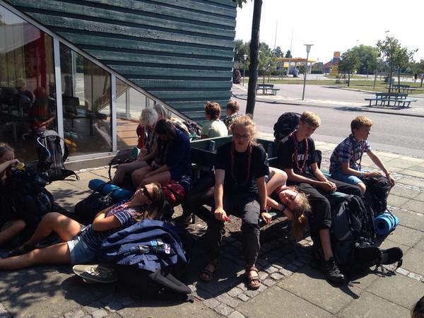 RavnehusTrop's tweet photo. Venter på bussen til Rønne... #ravnehustrop14 http://t.co/reovA4UxwC