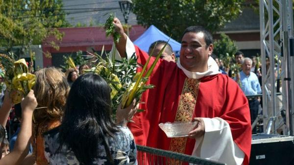 Cooperativa's tweet photo. Sacerdote de Cabildo que será padre de gemelos: "Primó el amor humano" http://t.co/TKdzYPxQy9 http://t.co/jIsDNhnLtY