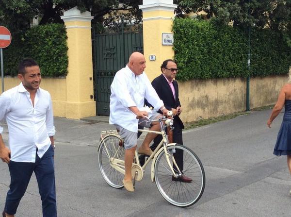 Sp_ACMilan's tweet photo. Logro desbloqueado: Contratar a un jugador, manejando bicicleta y que su agente te siga por donde vas. http://t.co/djpCOZWxph