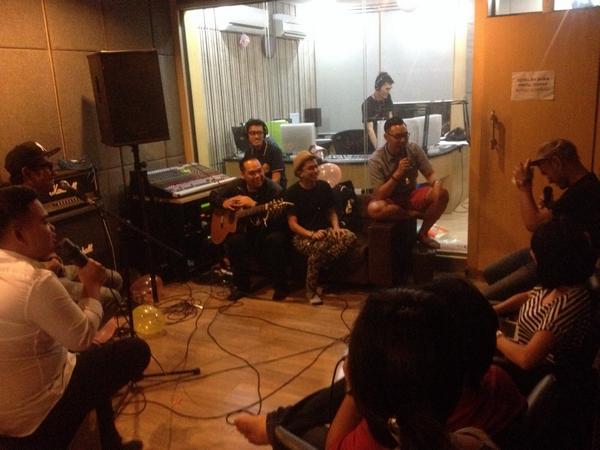 Ini dia keramaian di lounge OZ udah ada <a href="/boyzIIboys/">BoyzIIBoys Official</a> yg lg ngobrol sm <a href="/hithoshi/">hoshi</a> <a href="/ajiSABHA/">aji sabha</a> #SORESANTAI #CLASSOFSIX :)