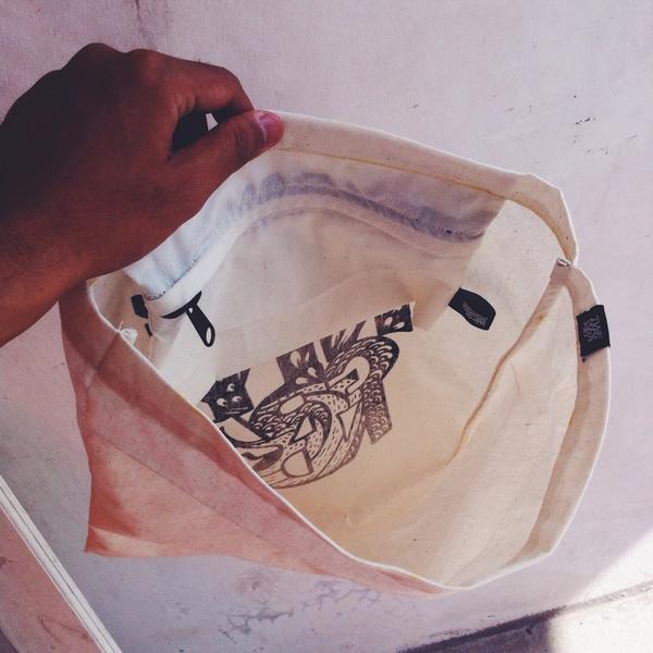 PRIGELGALLERY's tweet photo. Ada kantong dgn resleting pada bagian dalam tote-bag, u/ ngebawa fat marker &amp; spray can #twentygrand #sneakpeak http://t.co/CYALNgFuXI
