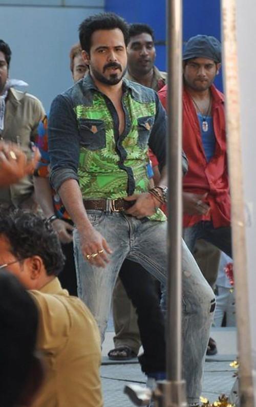 zoOmChat's tweet photo. Ask #RajaNatwarlal aka @emraanhashmi questions. Use #ZoomEmraan in your tweets http://t.co/I7sUMepAJW