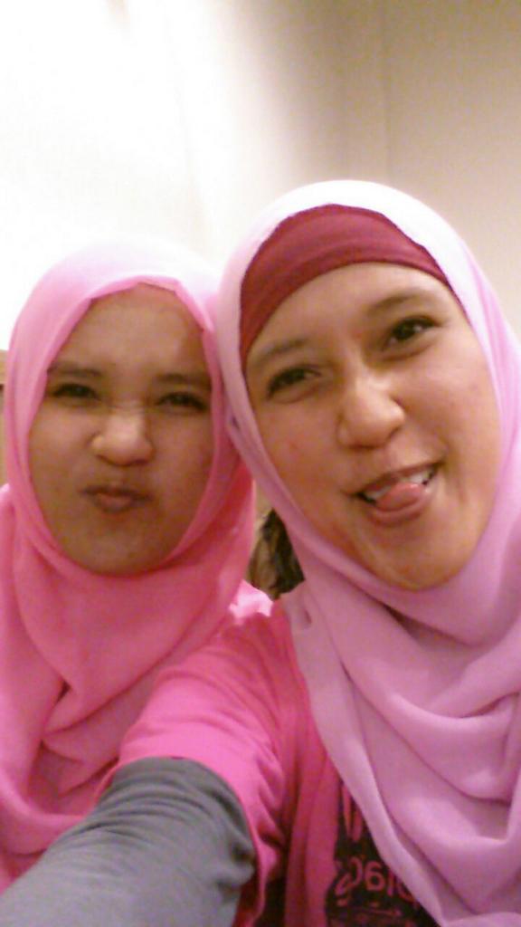UhtiaManfaati's tweet photo. Happy birthday sayang @aaycieholic ..dungone ndang nikah wes:-*:-* http://t.co/nMlvqCrDdP