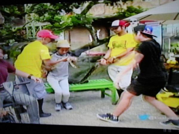 Huahwh"<a href="/FC_FanbaseSoniQ/">IqbaalDhiafakhri-IDR</a>: Wkwkwkkw"<a href="/Offc_ComateIND/">C O M A T E</a>: Masa ular juga di dance in kayak begitu ama aldi(?) ""