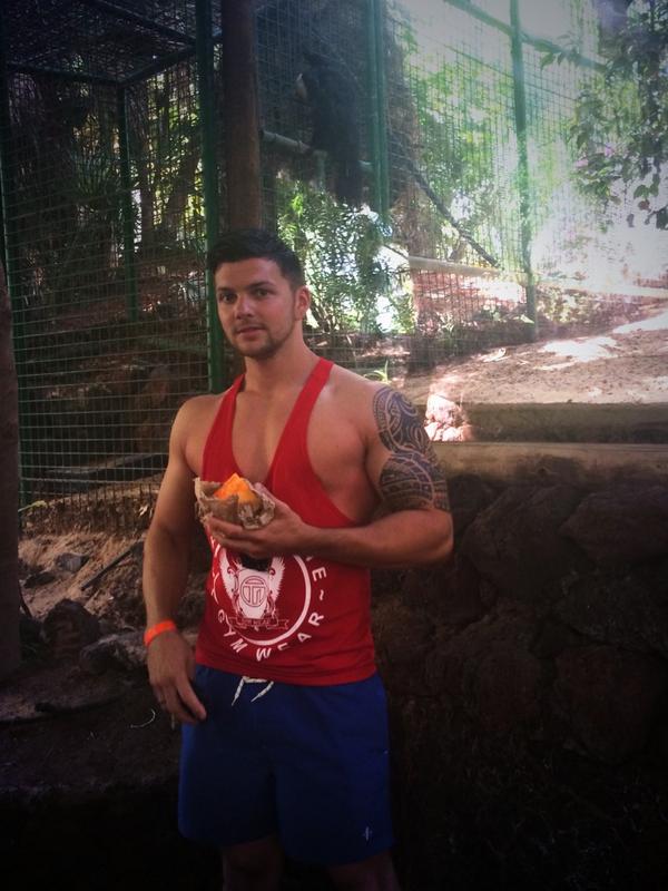 jamesperez90's tweet photo. Feeding the monkeys on #holiday @TrainInsaneWear http://t.co/URumzLkqjC