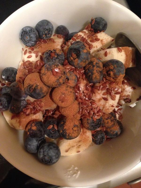 FitForLife247's tweet photo. Pre gym breakfast is @TotalGreek, banana, blueberries, flaxseed and cinnamon #delish http://t.co/BkLXPkYOk7