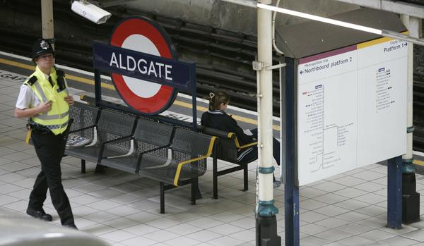 ActualidadRT's tweet photo. Policías venden drogas en el metro de Londres y persiguen a los testigos http://t.co/LJpnUl1hwE http://t.co/jFi6jasjos