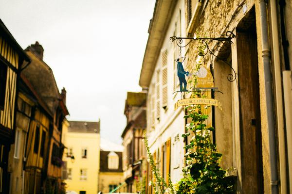 Lesescapades's tweet image. A Vernon, on se croirait comme dans un décor de film, juste après la libération par les Américains ! #Eure #Normandie