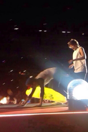 xkinghoran's tweet image. REGARDEZ LA RÉACTION DE LOUIS QUAND NIALL EST TOMBÉ HIER PTDRRRRRRRRRRRRRRRRRRRRRRRRRRRRRRRRRRR IL RESPECTE RIEN